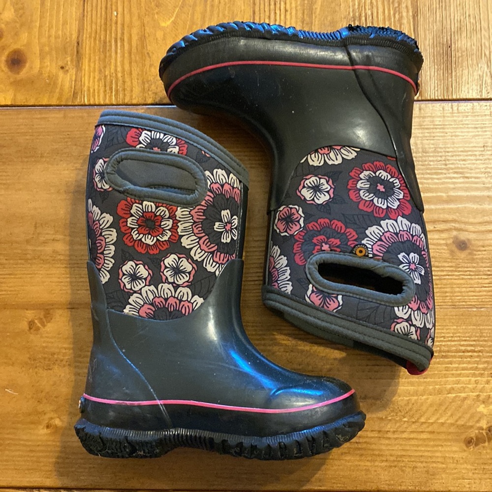 Bogs Boots kids size 10 excellent used condition. Rated for -30 deg. Pink floral